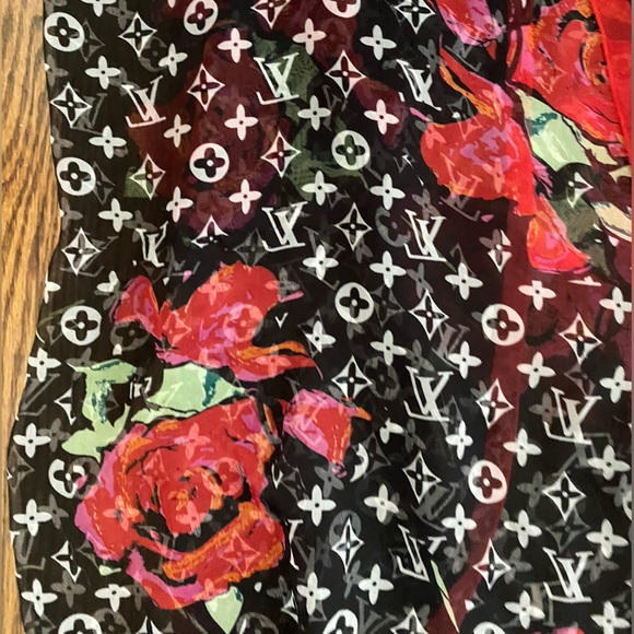 Louis Vuitton authentic rose scarf - Picture 5 of 7